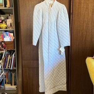Komar Womans White Quilted Robe NWT
